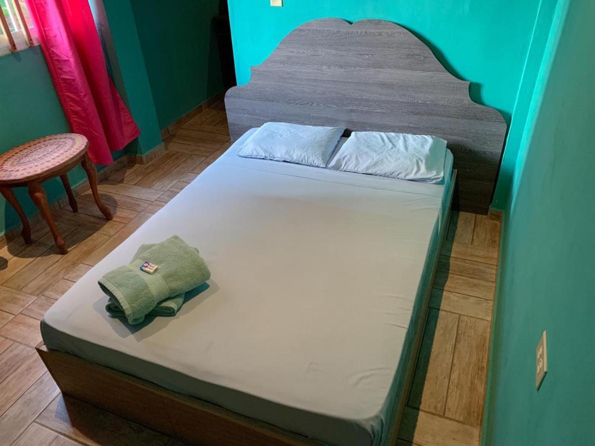 Valerie Emanuel Apartments Bocas Town Bagian luar foto