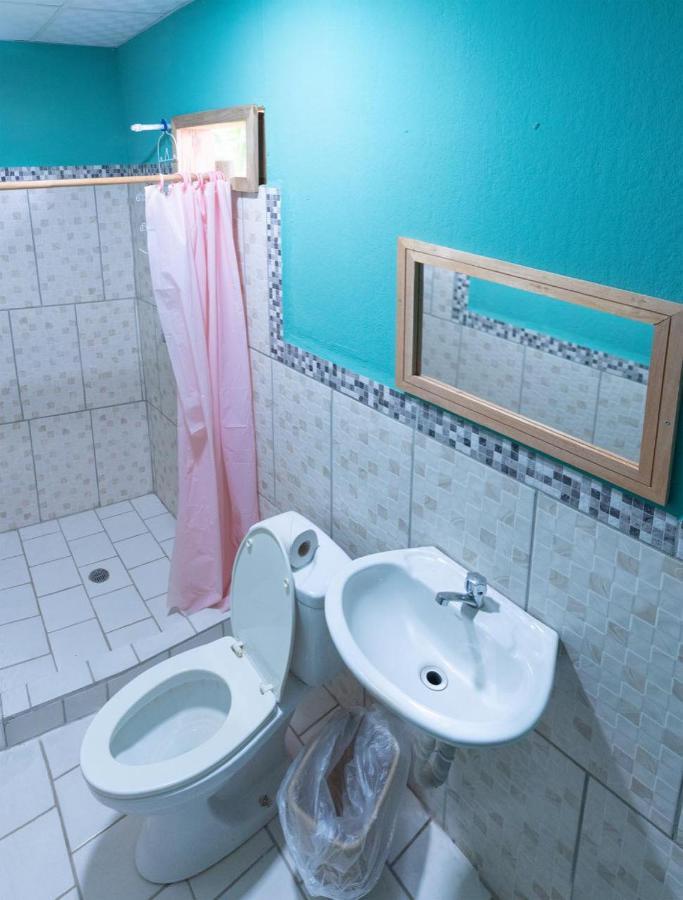 Valerie Emanuel Apartments Bocas Town Bagian luar foto