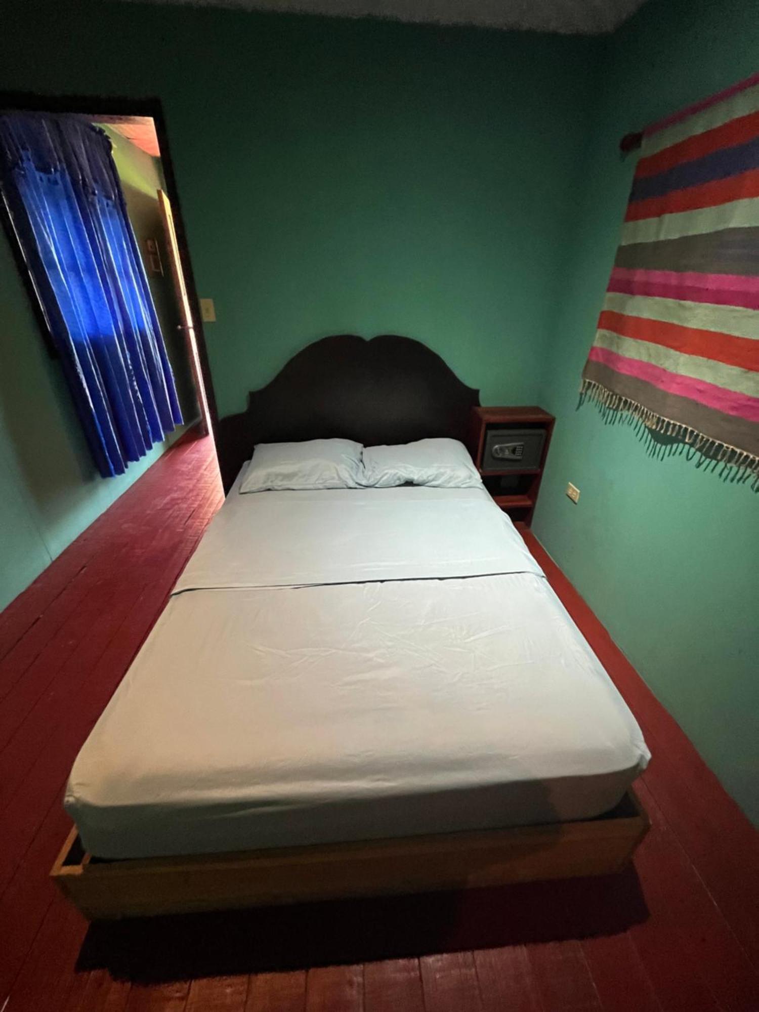 Valerie Emanuel Apartments Bocas Town Bagian luar foto