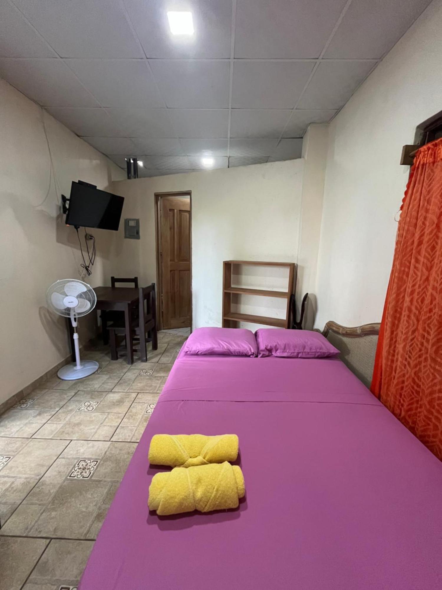 Valerie Emanuel Apartments Bocas Town Bagian luar foto