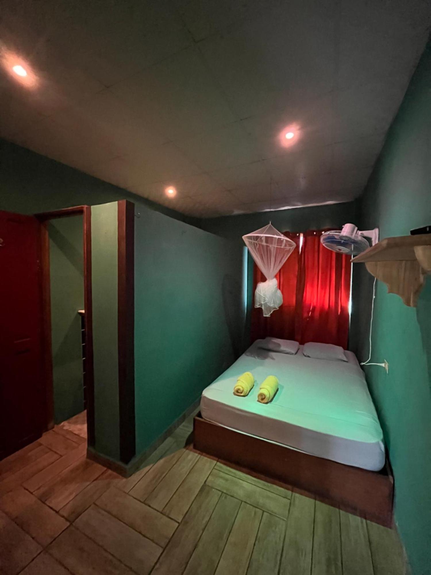 Valerie Emanuel Apartments Bocas Town Bagian luar foto